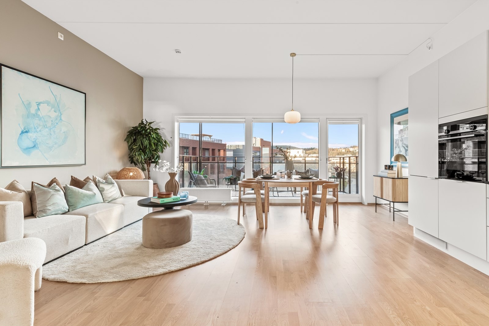 Det er spesialtilpasset innvendig solskjerming i stuen hvor det er mulighet for justering ovenfra og nedenfra. Galleribilde