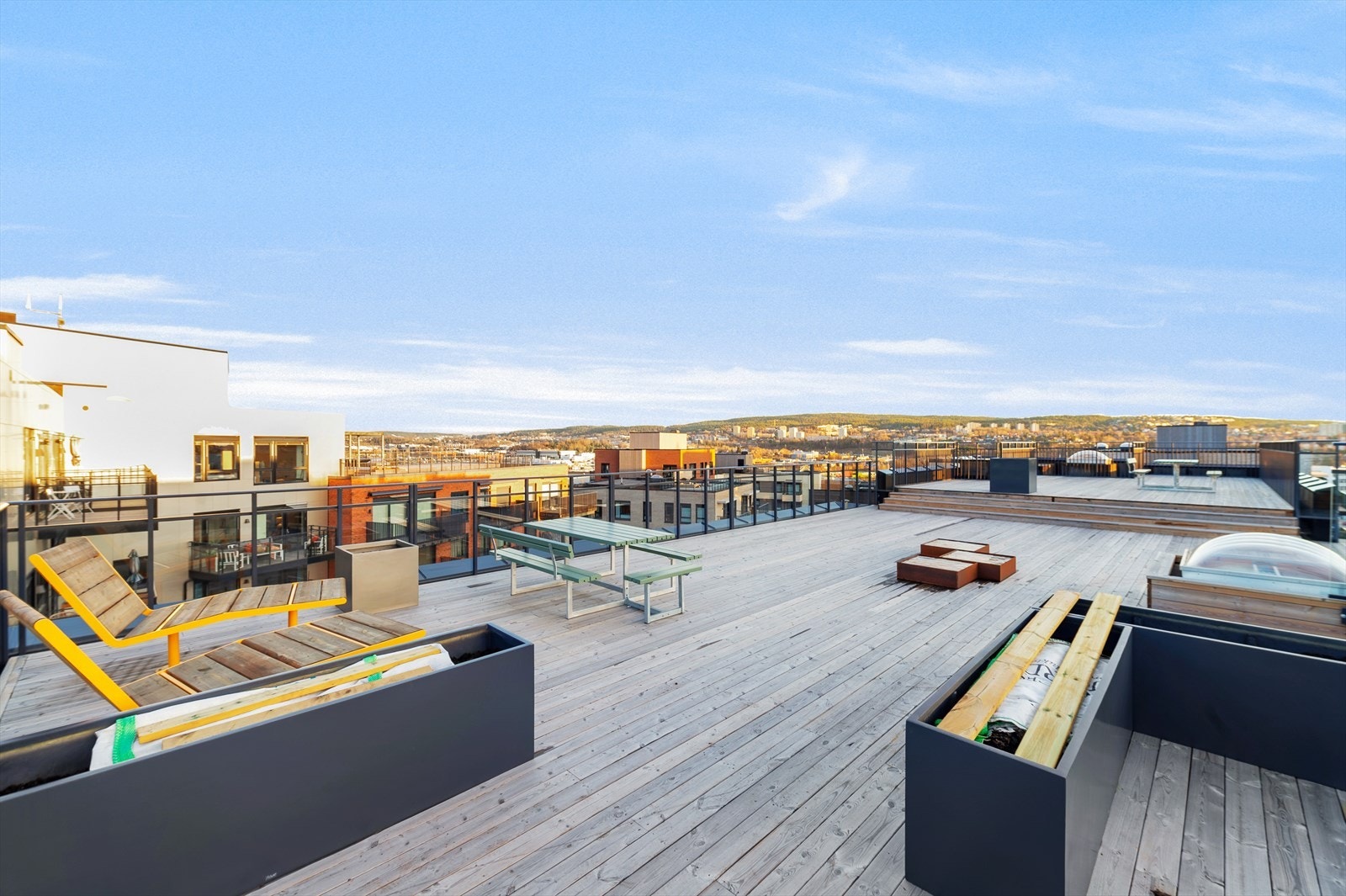 Herlig felles takterrasse over flere plan med panorama utsikt! Galleribilde