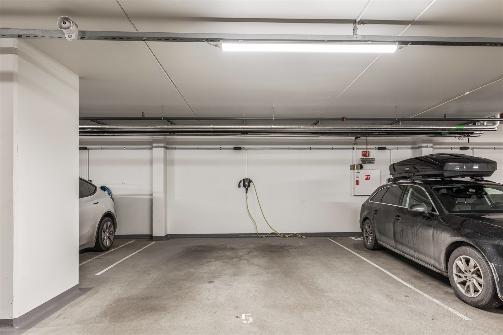 Det medfølger en parkeringsplass i felles garasjeanlegg med ladeboks til elbil. Plassen er målt til ca. 20,8 m². Galleribilde