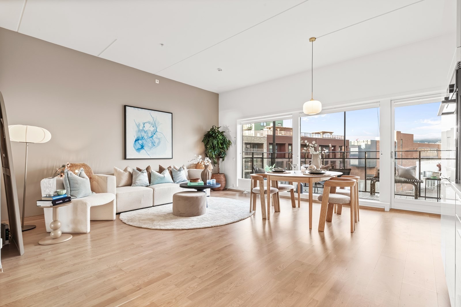 Stuen er et lyst og innbydende oppholdsrom med store vindusflater og god takhøyde på ca. 3 meter, som gir en luftig romfølelse. Galleribilde