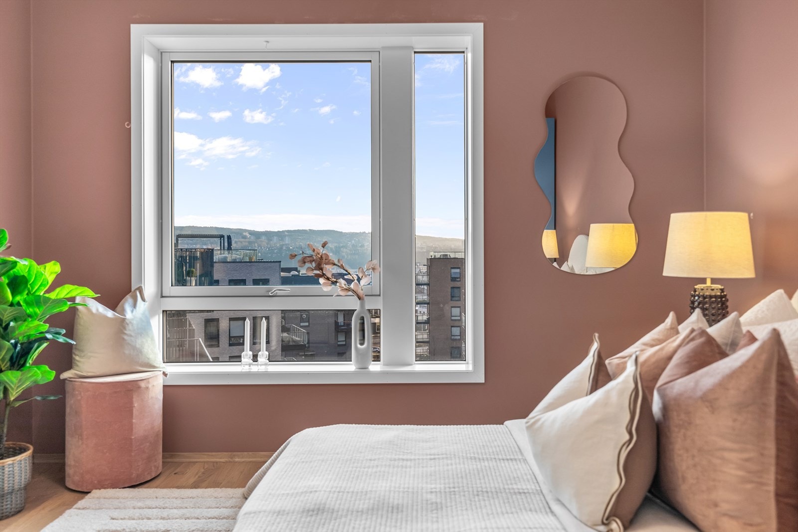 Romslig hovedsoverom med god plass til dobbeltseng, nattbord og tilhørende møblement. Galleribilde