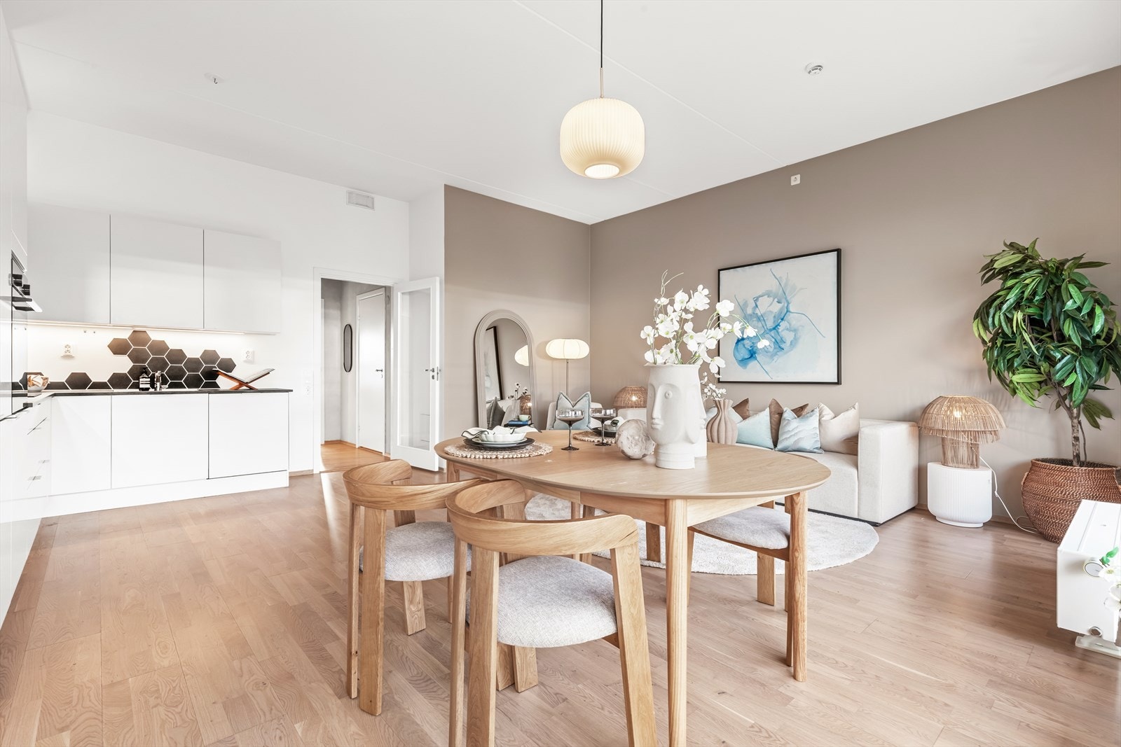 Det er god plass til å samle venner og familie rundt spisebordet for en hyggelig middag. Galleribilde