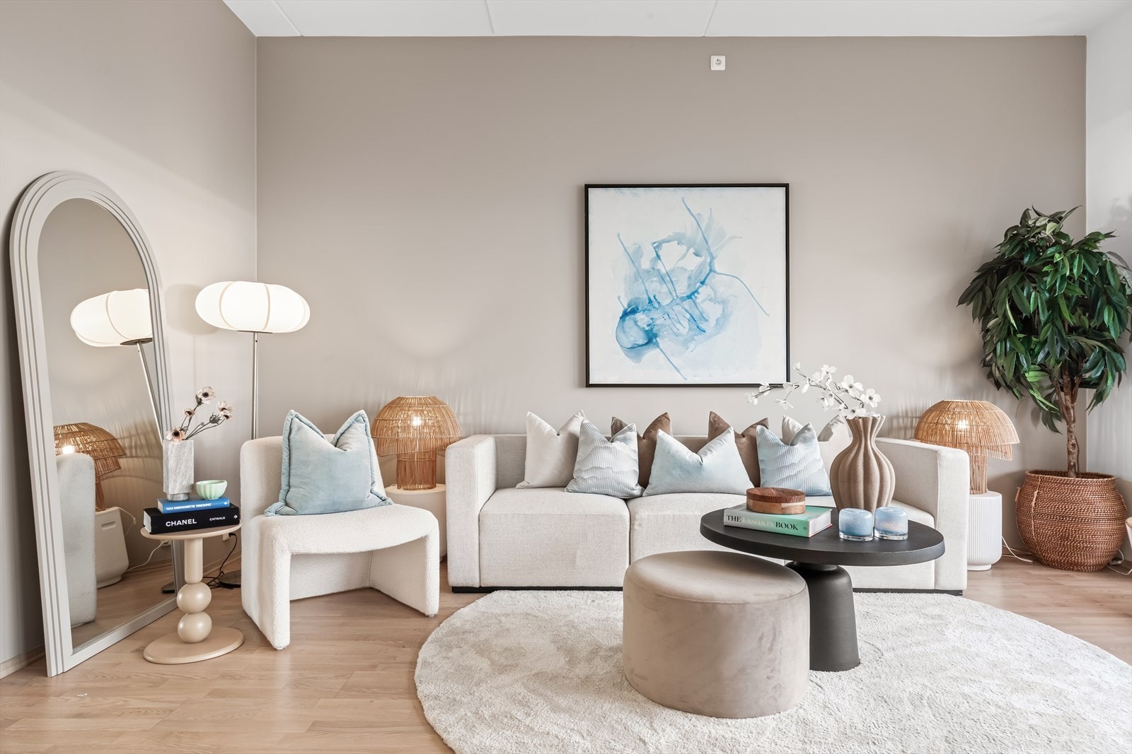 Romslig planløsning med god plass til sofagruppe, spisebord, tv-møbler og øvrig møblement. Galleribilde