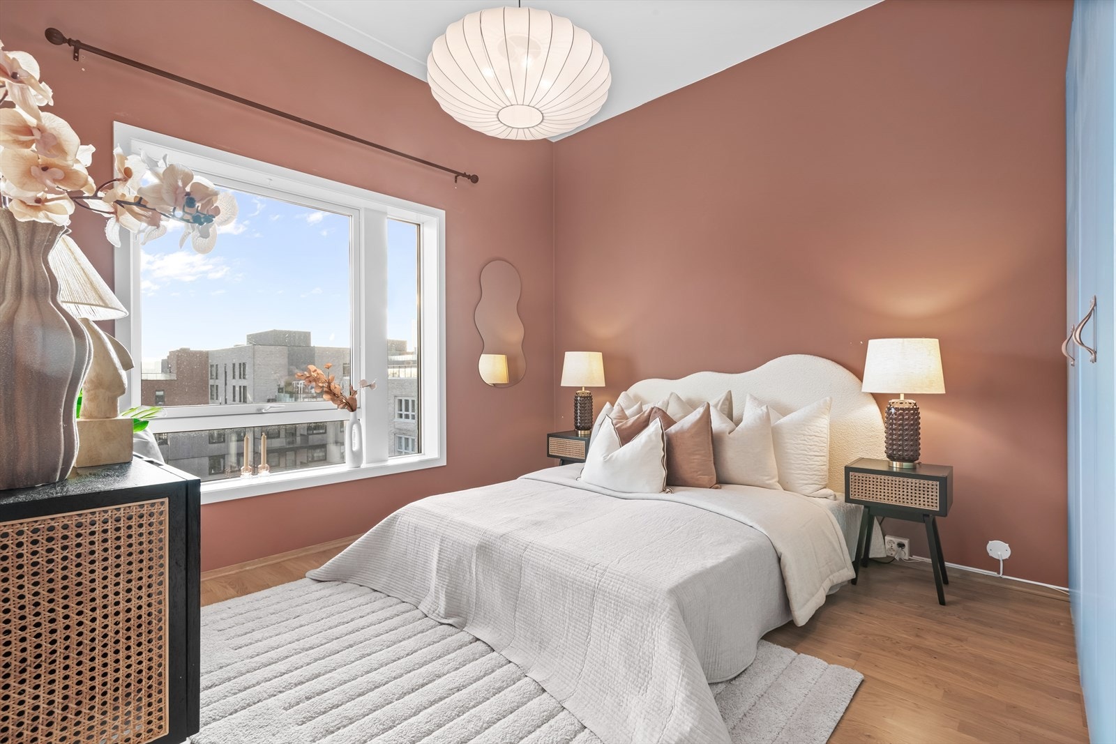 Innbydende soverom med flott fargetone på veggene som skaper en rolig atmosfære. Galleribilde