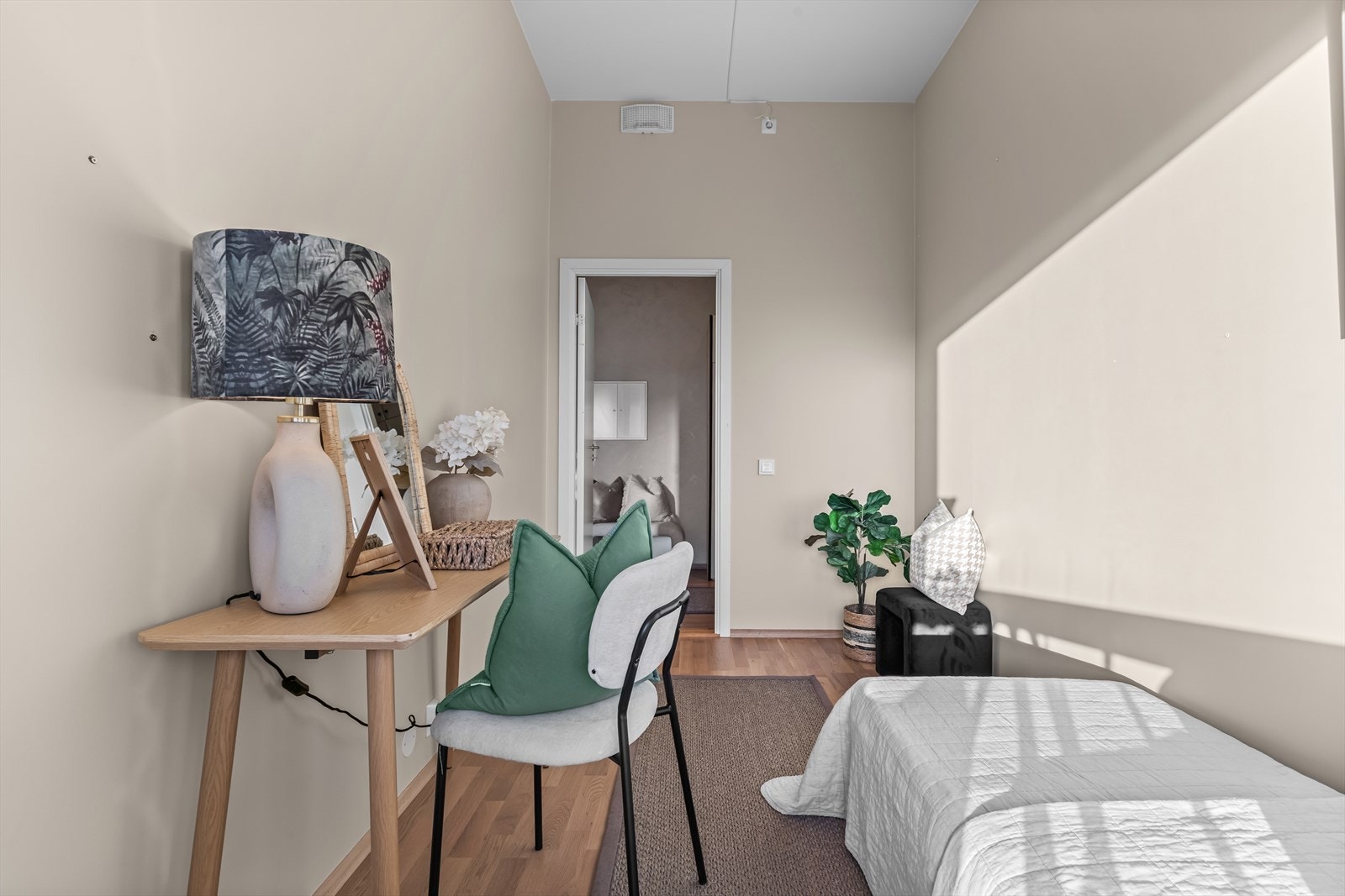 Rommet er malt i en nydelig fargetone, noe som gjør det enkelt å innrede etter eget behov. Galleribilde