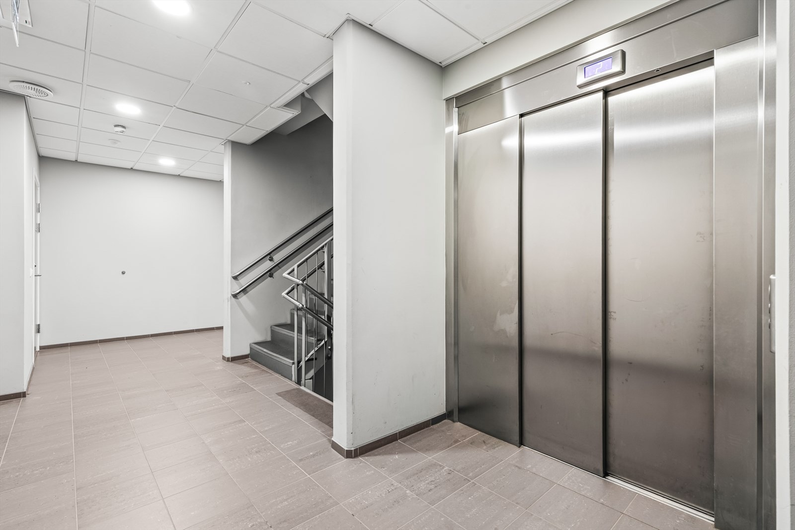 Leiligheten har enkel tilgang med heis opp til leiligheten. Galleribilde