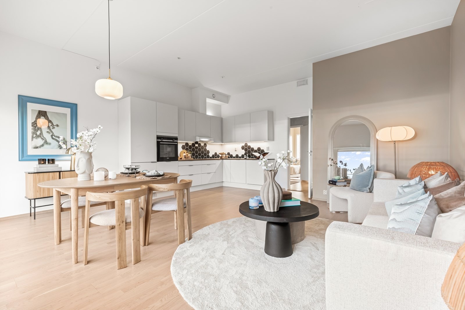 Stuen og kjøkkenet ligger i en åpen og sosial løsning mot hverandre, noe som skaper et hyggelig oppholdsrom. Galleribilde