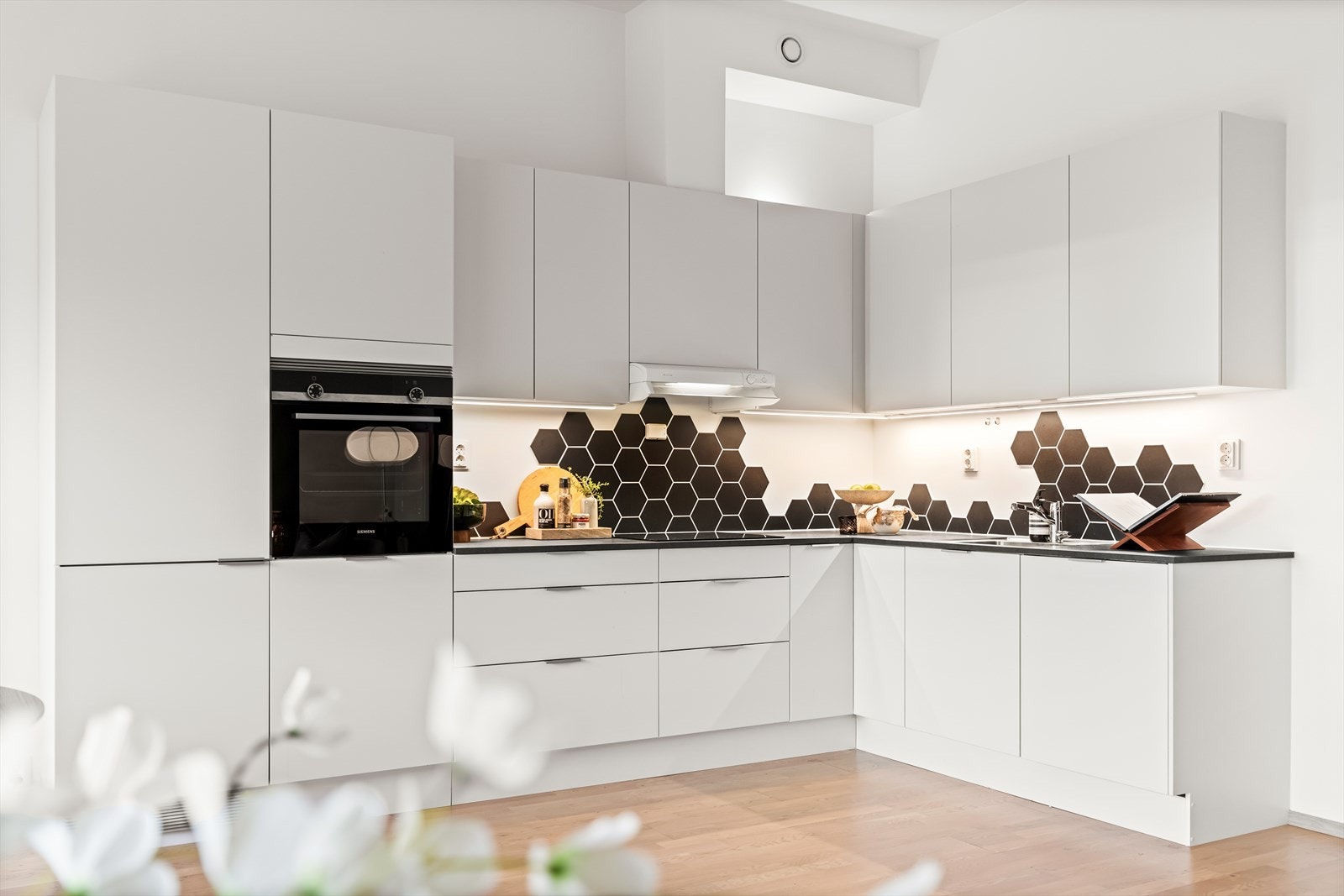 Kjøkkenet er velutstyrt med integrerte hvitevarer som platetopp, stekeovn, oppvaskmaskin samt Siemens kombi kjøle- og fryseskap. Galleribilde