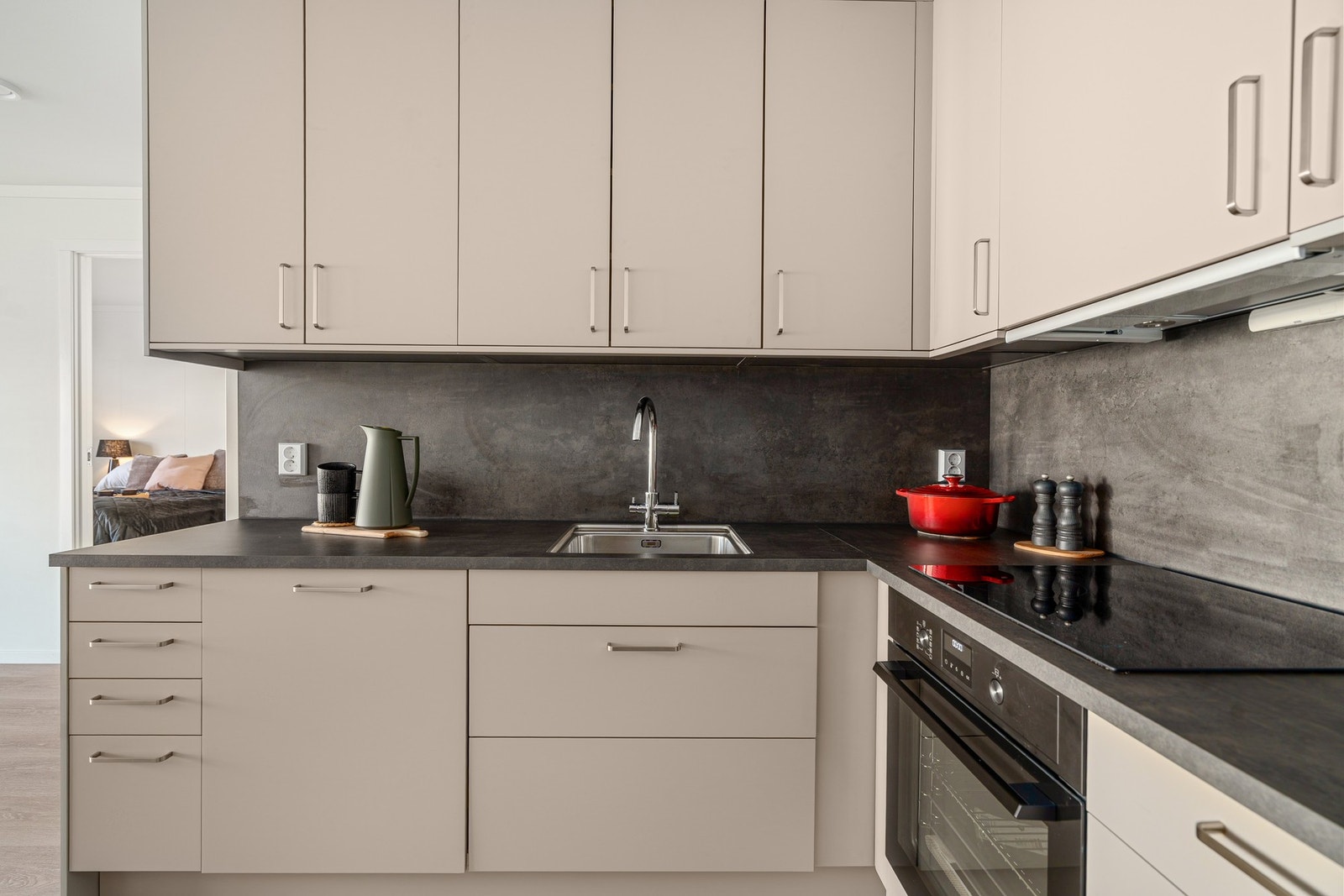 Masse skap og benkeplass. Integrerte hvitevarer. Galleribilde