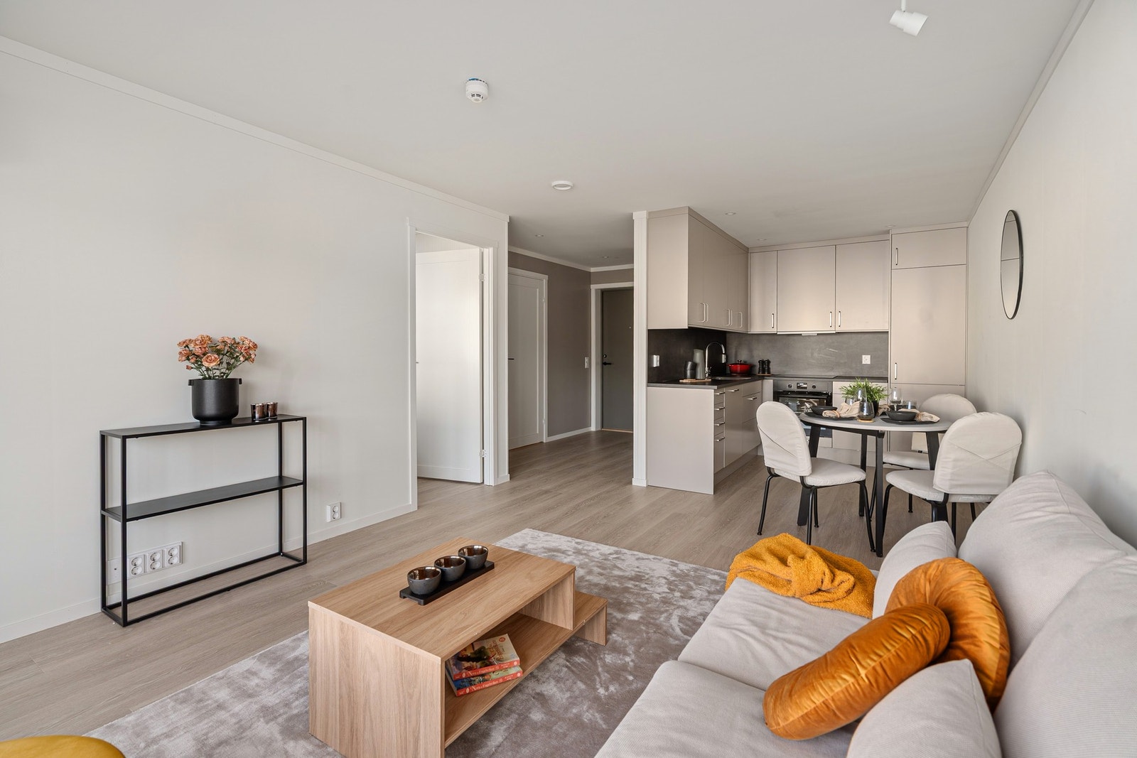 Stue og kjøkken i åpen løsning. Galleribilde