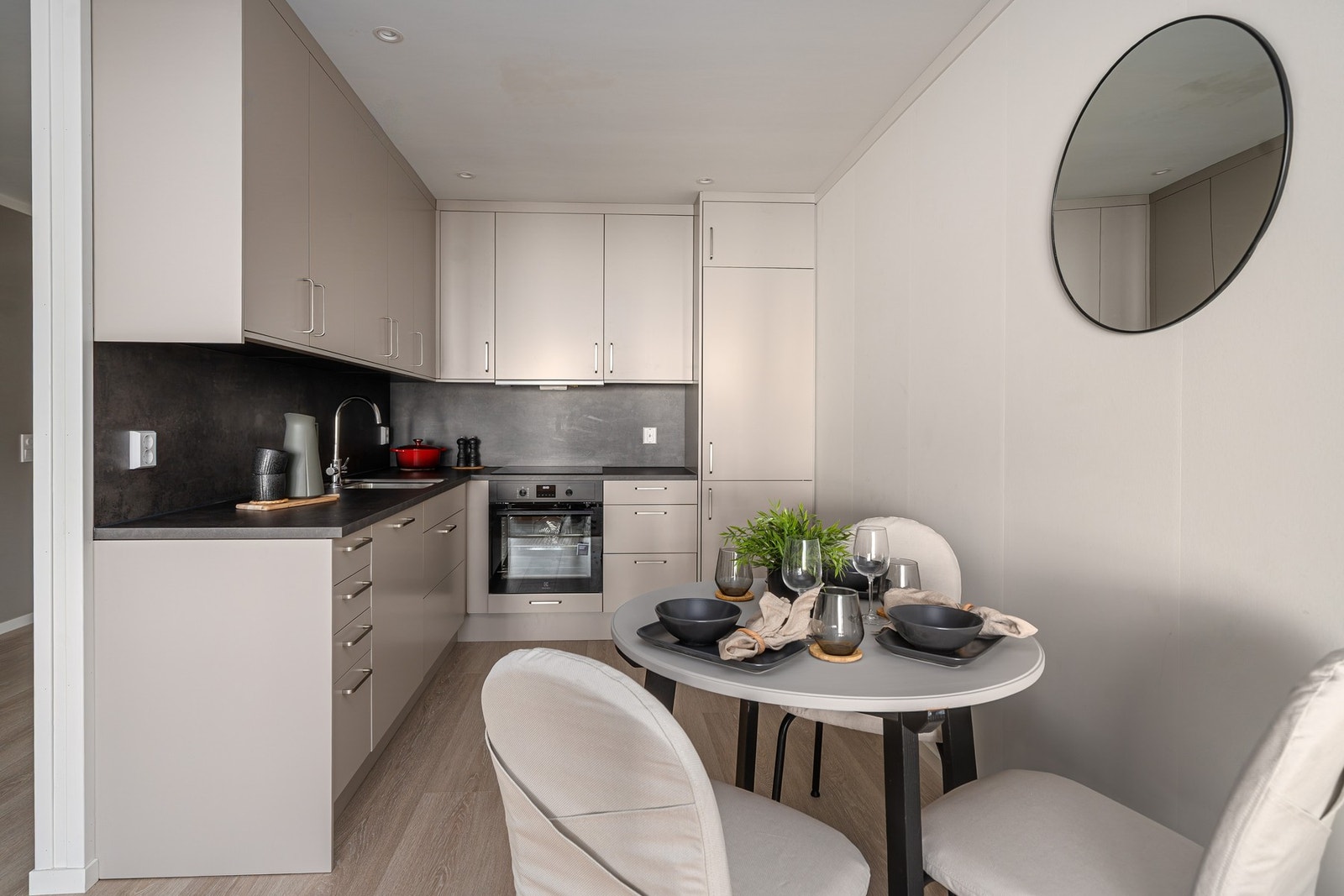 Koselig og fin kjøkkenkrok med moderne løsninger. Galleribilde