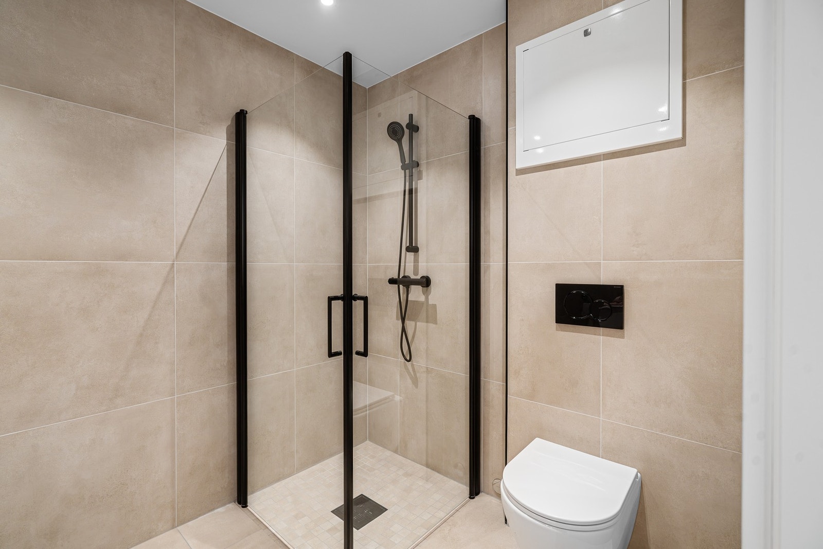 Dusjhjørne og vegghengt wc. Galleribilde