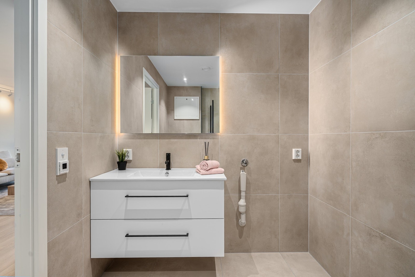 Badedrom i delikate fargevalg. Spotter i tak. Opplegg til vaskemaskin. Galleribilde