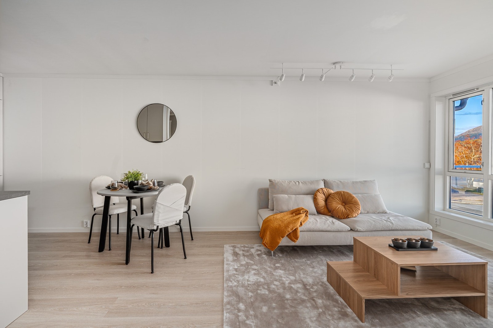 Her er det plass til både en sofagruppe og en spisegruppe i forbindelse med kjøkken. Galleribilde