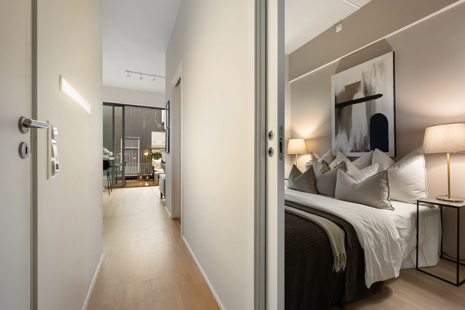 Det flotte parkettgulvet bærer lyset i hele leiligheten og er slipt og overflatebehandlet i 2025. Galleribilde