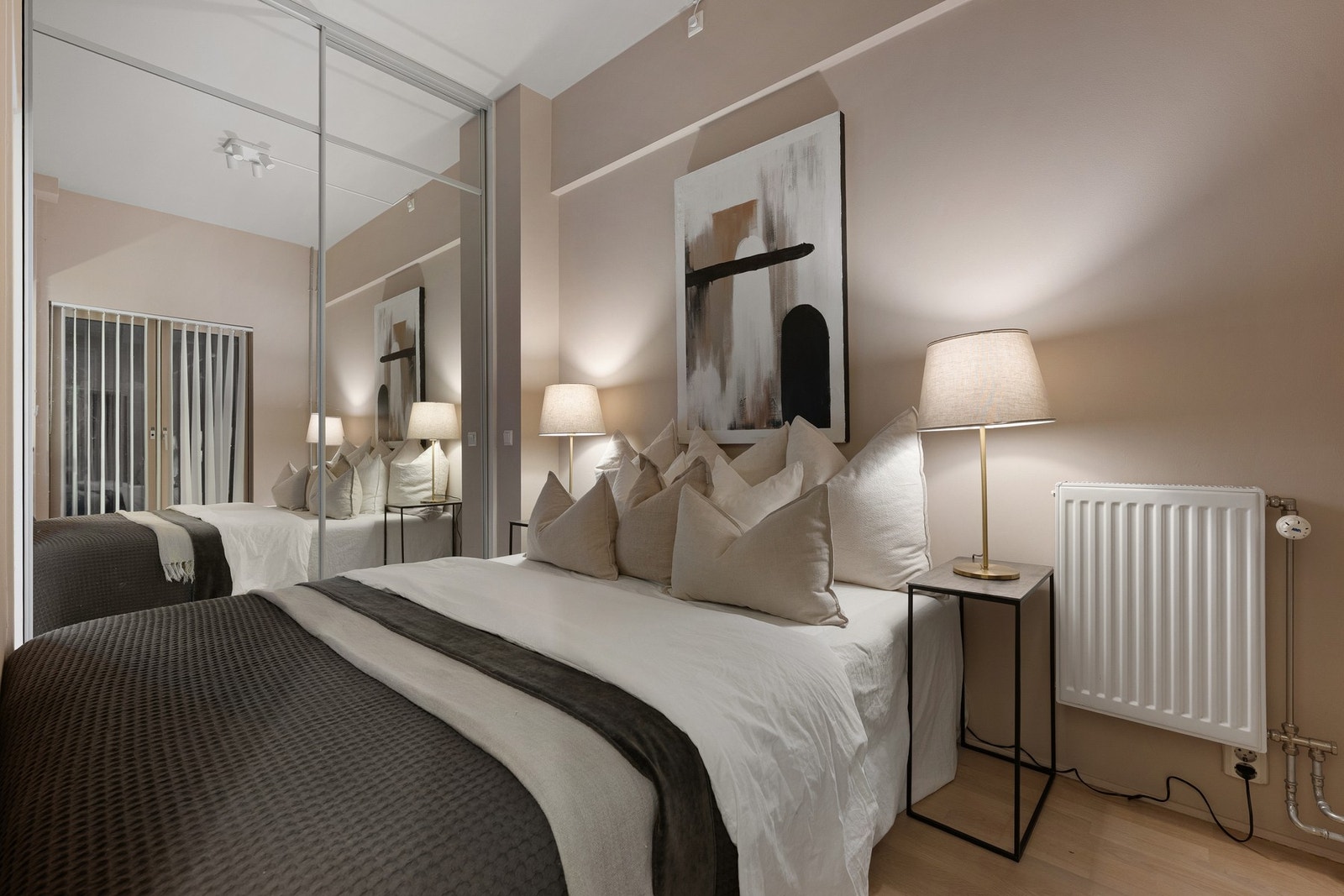 Skyvedørsgarderoben gir rikelig med oppbevaringsplass. Galleribilde