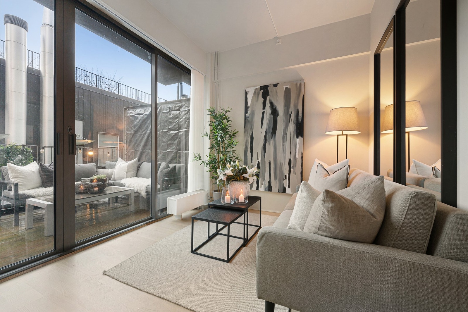 Leiligheten vender inn mot rolig bakgård og byr på en sjelden kombinasjon av tilbaketrukket ro til tross for sin sentrale plassering. Galleribilde