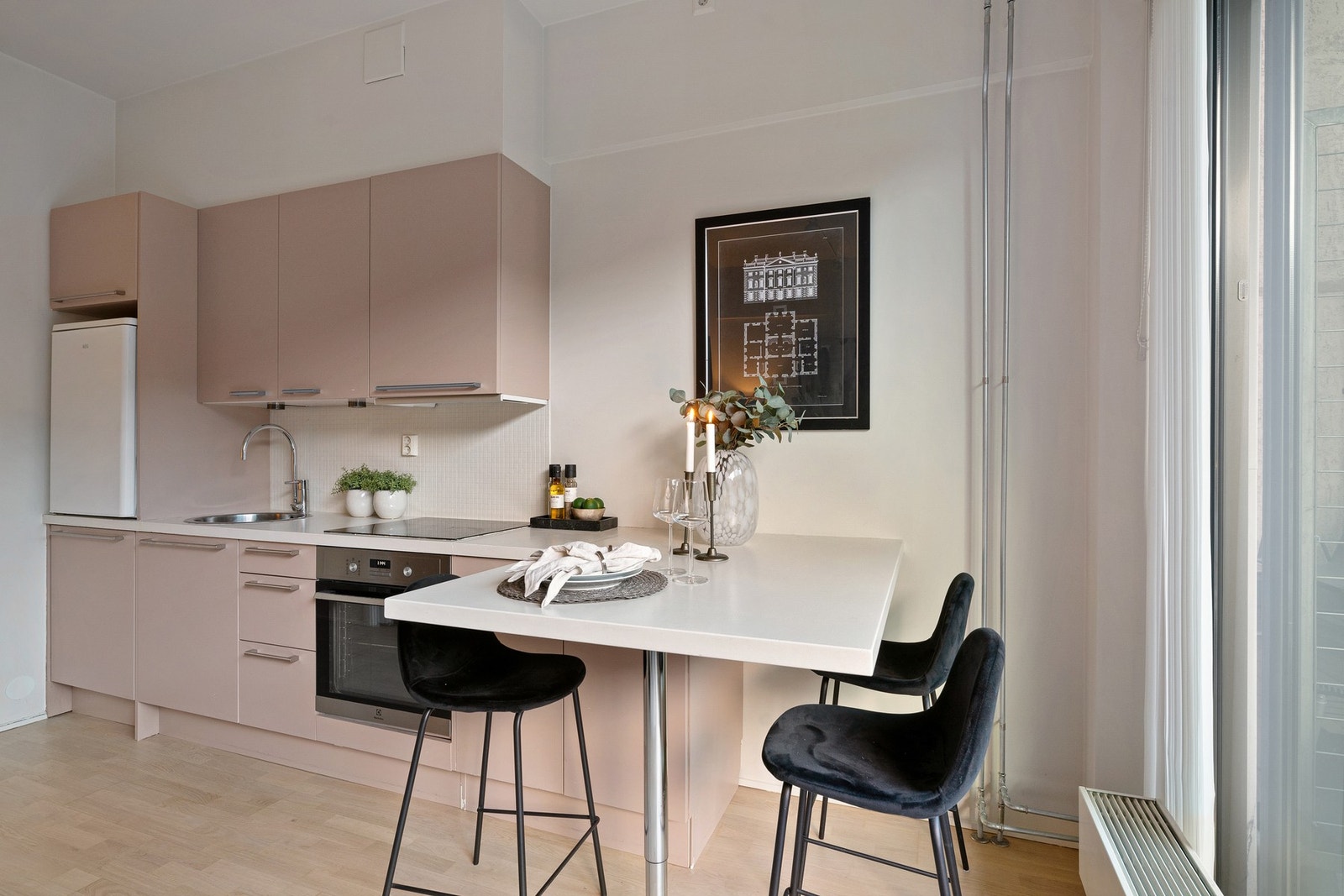 Kjøkkenet er utformet i åpen løsning mot stuen, noe som skaper et sosialt og innbydende allrom med god flyt mellom matlaging og opphold. Galleribilde