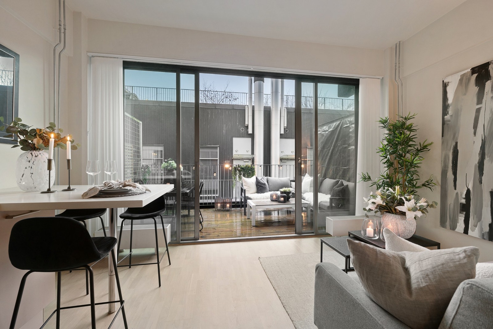 Store vindusflater og skyvedør med utgang til terrasse slipper rikelig med naturlig lys inn og visker ut skillet mellom inne og ute. Galleribilde