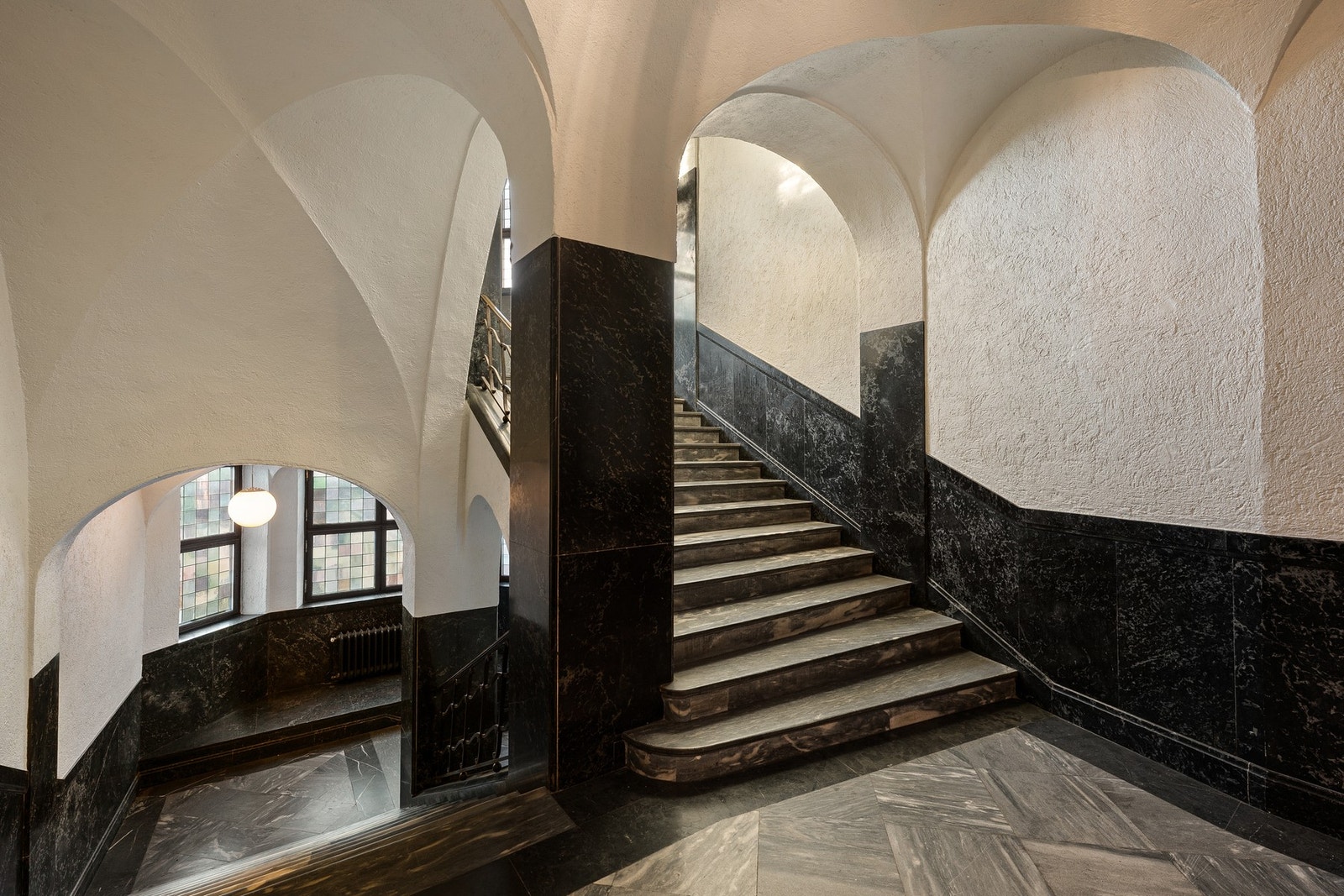 Elegant og ærverdig trappegang som gir et solid førsteinntrykk. Galleribilde