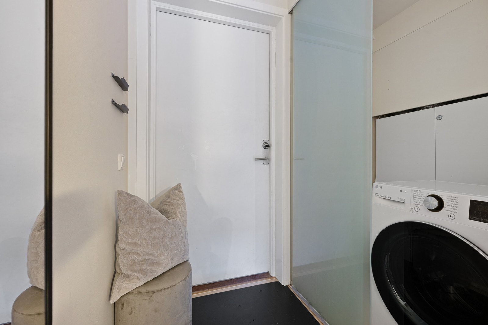 Leiligheten ønsker deg velkommen med en lys og ryddig entré. Bak skyvedørene er det opplegg for vaskemaskin. Galleribilde