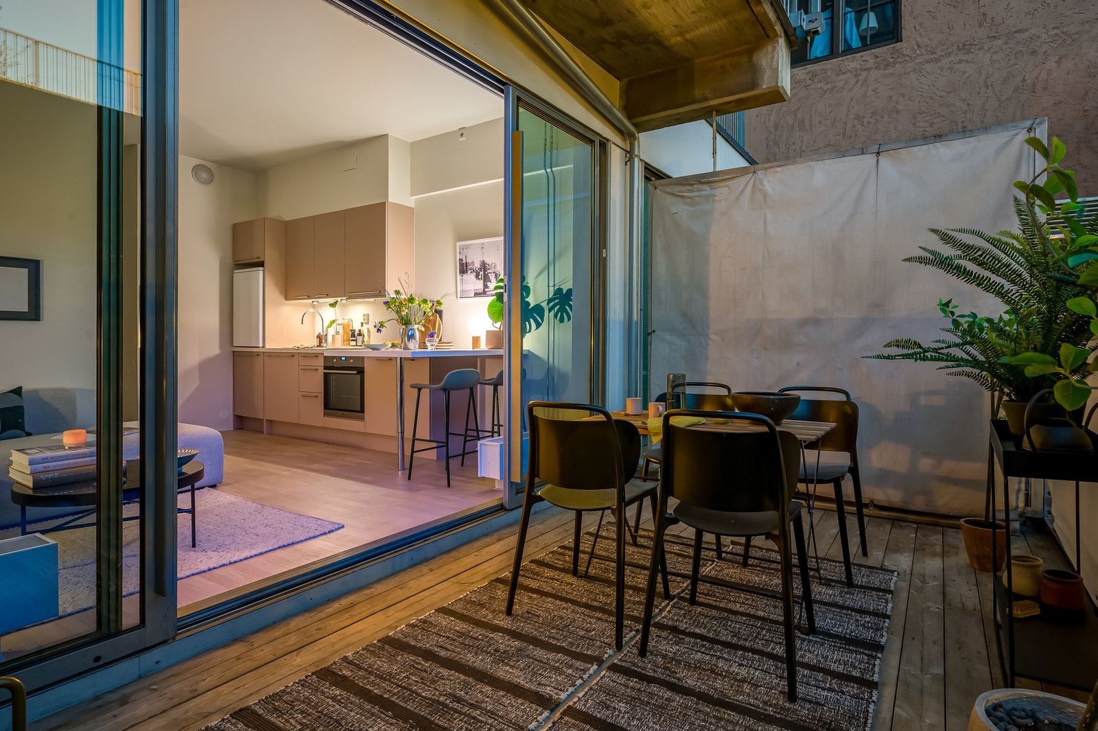 Terrassen gar god plass til både spisegruppe, loungemøbler og grønne innslag. Galleribilde