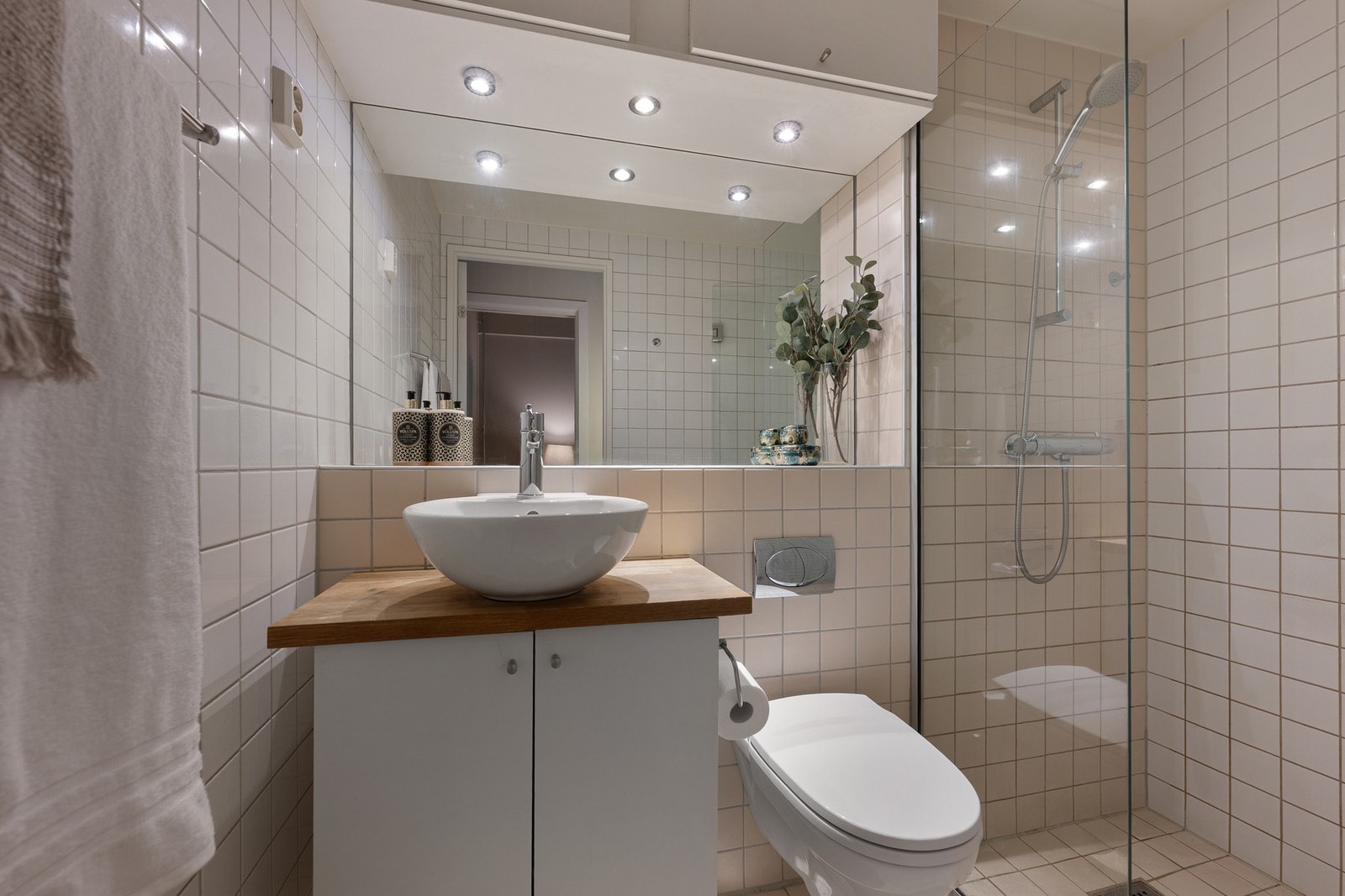 Delikat baderom utført i en tidløs og funksjonell utførelse. Galleribilde