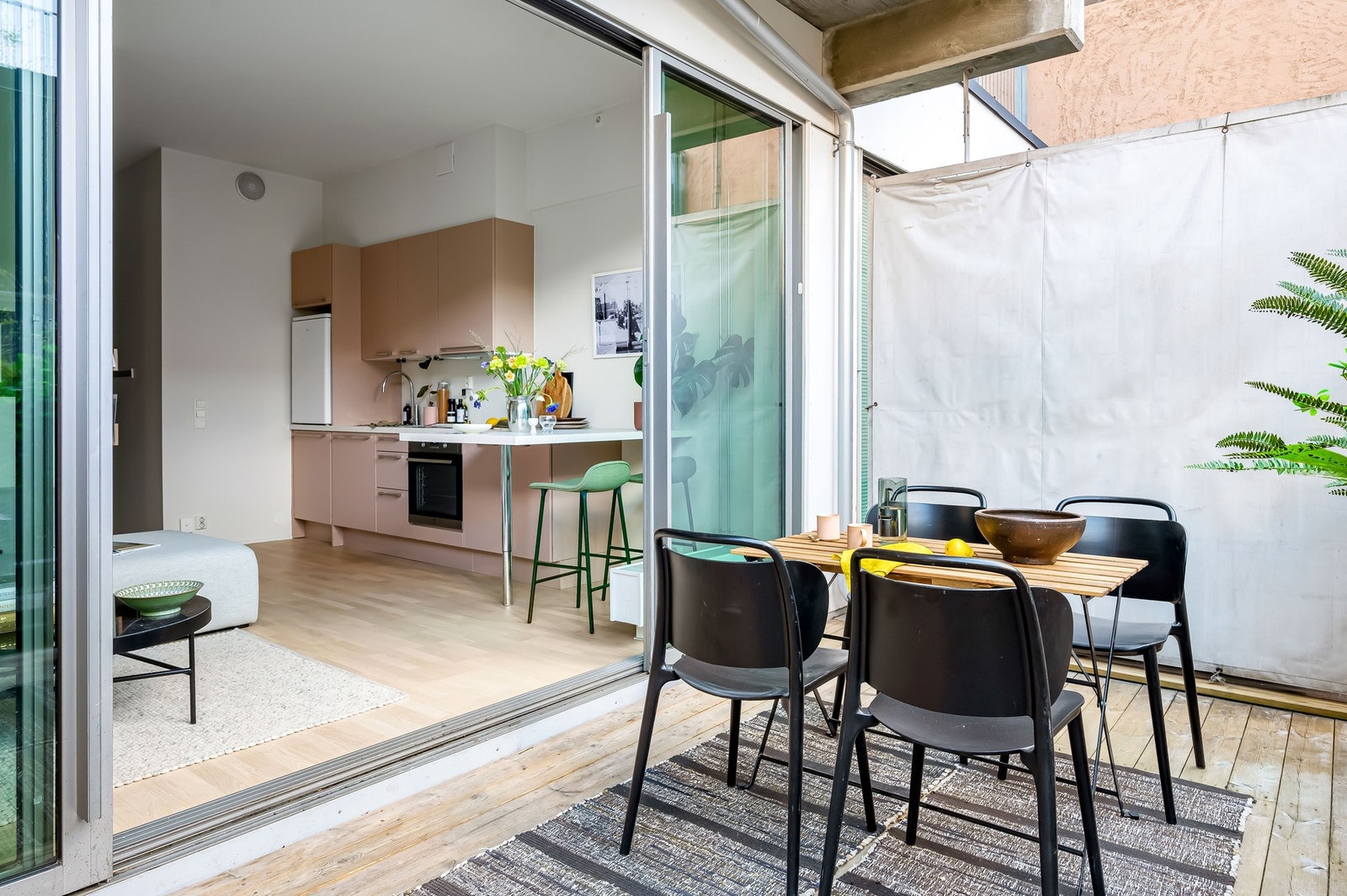 Her får du en unik og stilren 2-roms beliggende i ikoniske Posthallen, midt i hjertet av Oslo sentrum. Galleribilde