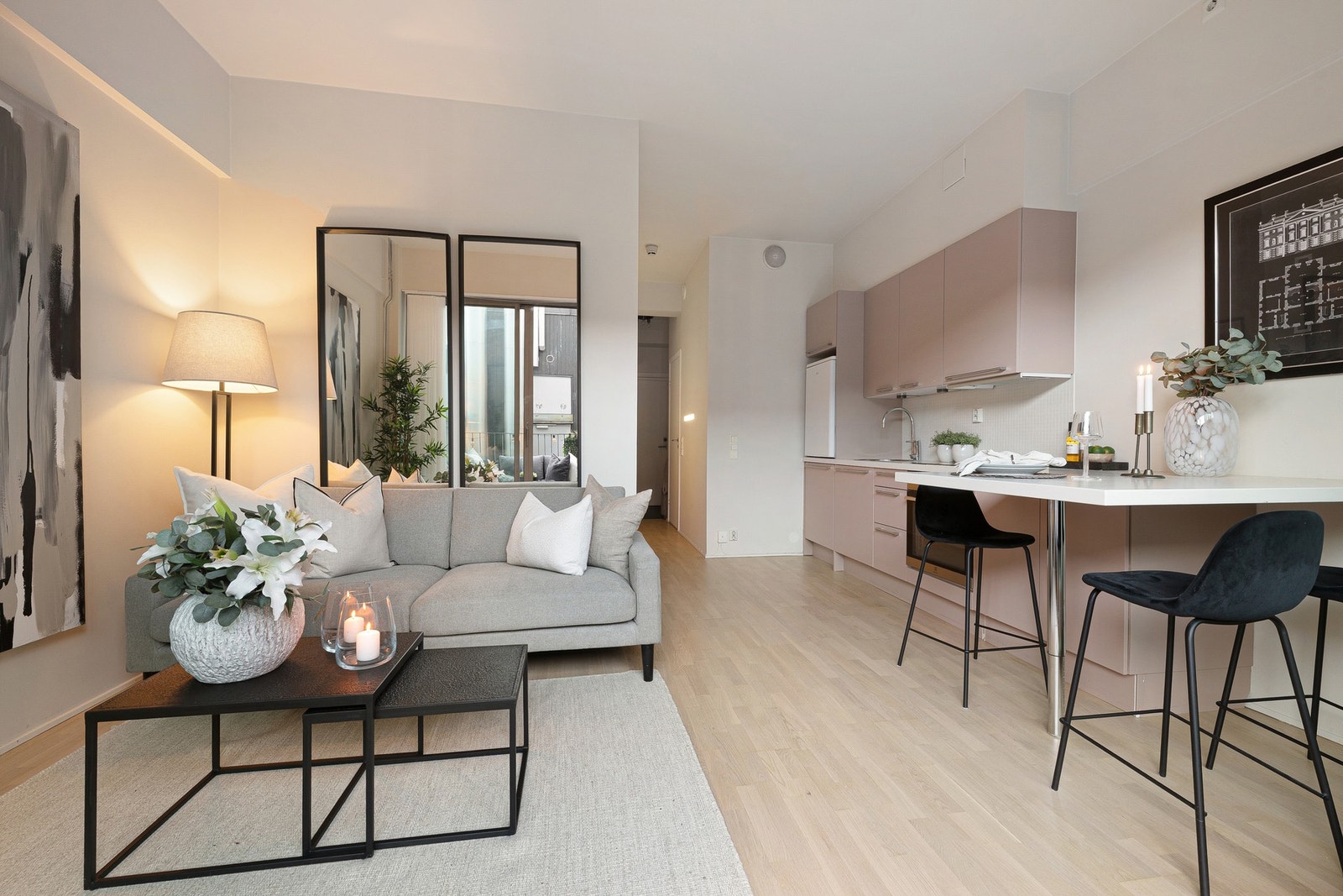 Stuen er et rom som kombinerer romslighet, lys og flyt, og som danner leilighetens naturlige samlingspunkt. Galleribilde