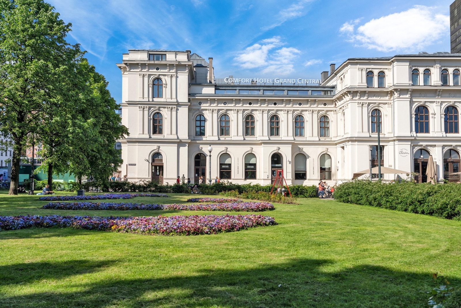 Det er umiddelbar nærhet til Østbanehallen og Oslo sentralstasjon. Galleribilde