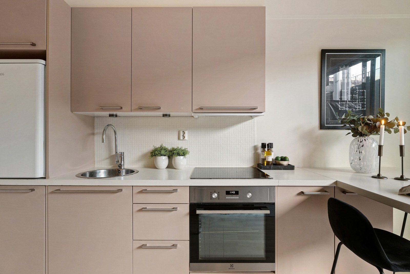 Innredningen har slette fronter i en tidløs utførelse, kombinert med laminerte benkeplater som gir et rent og moderne uttrykk. Galleribilde