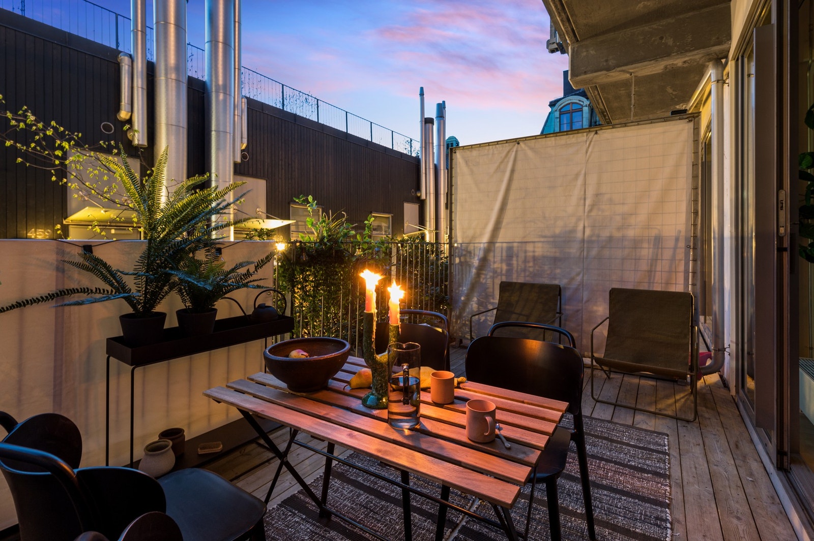 Terrassen er ideel for avslappende kvelder, sosiale sammenkomster og lange sommerkvelder i urbane omgivelser. Galleribilde