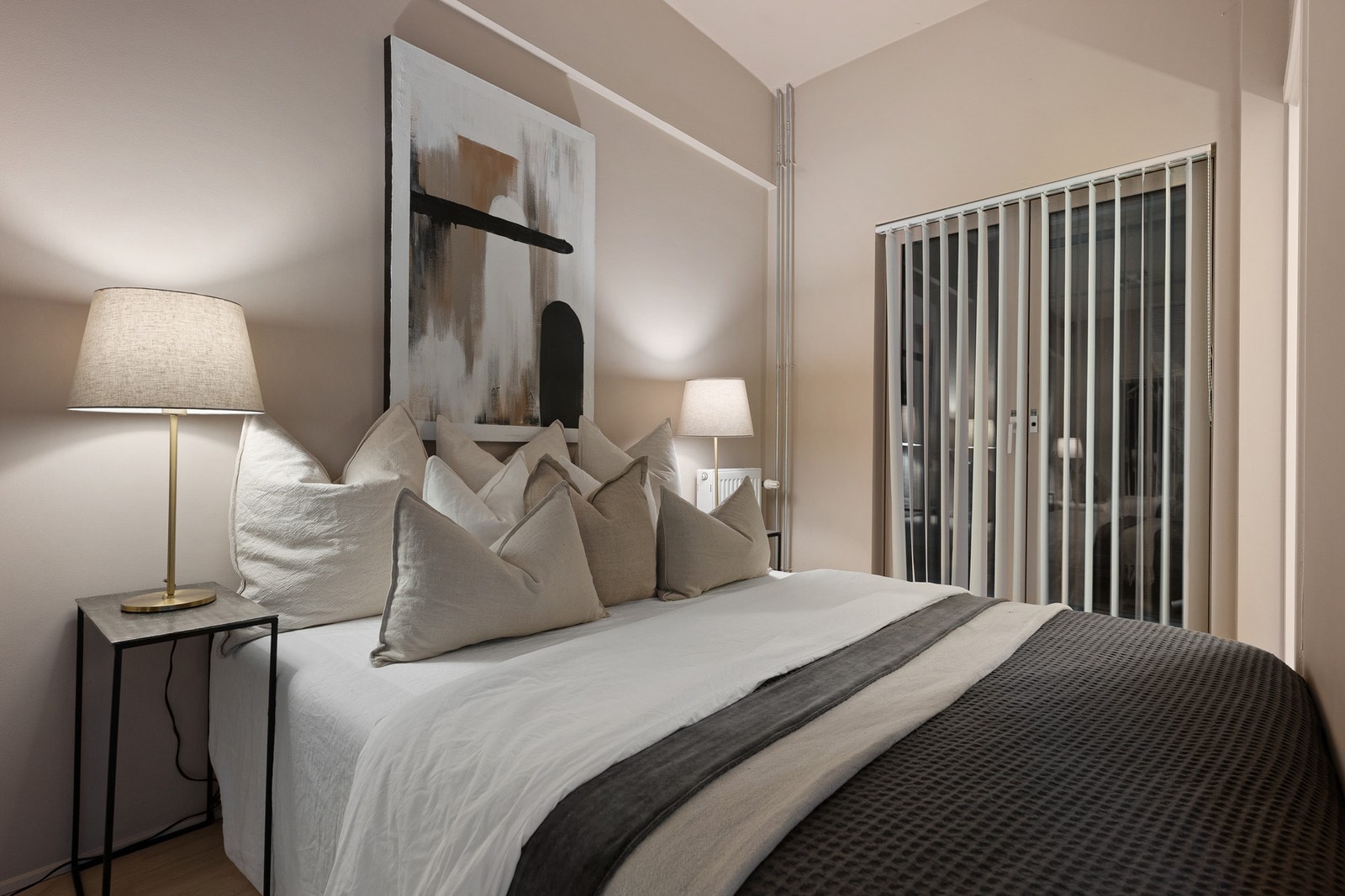 Rommet har en praktisk og effektiv planløsning med god plass til dobbeltseng, nattbord og øvrig møblement. Galleribilde