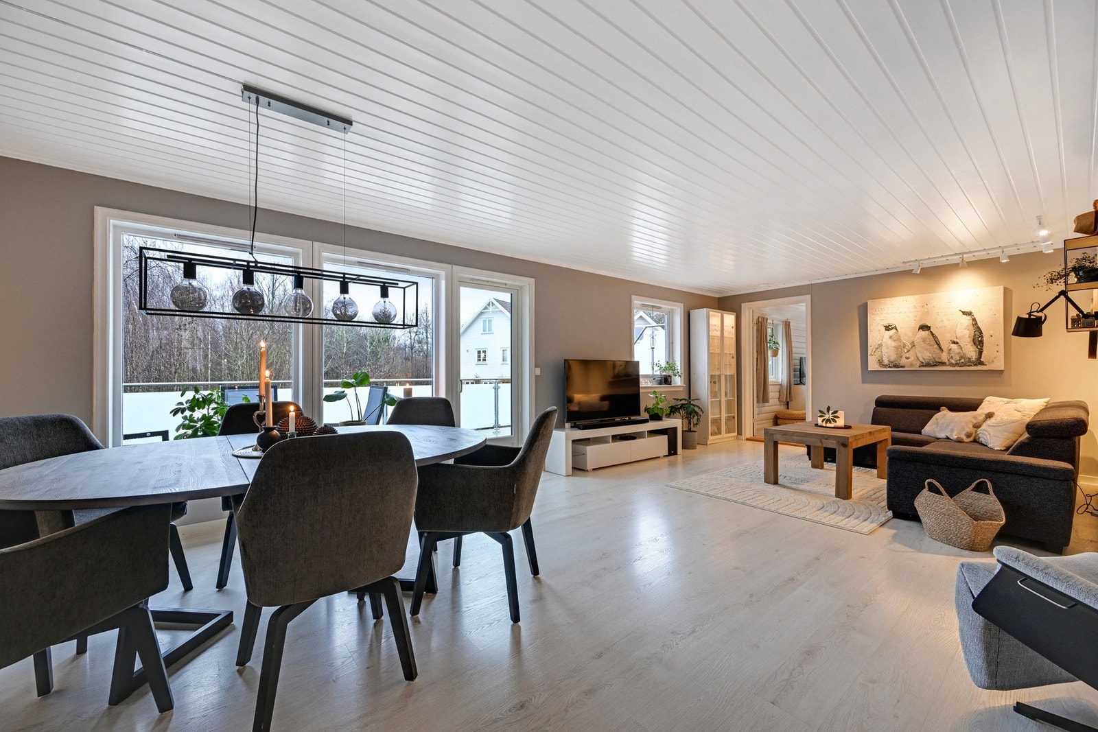 Stor hovedstue med plass til både et stort spisebord og en sofakrok Galleribilde