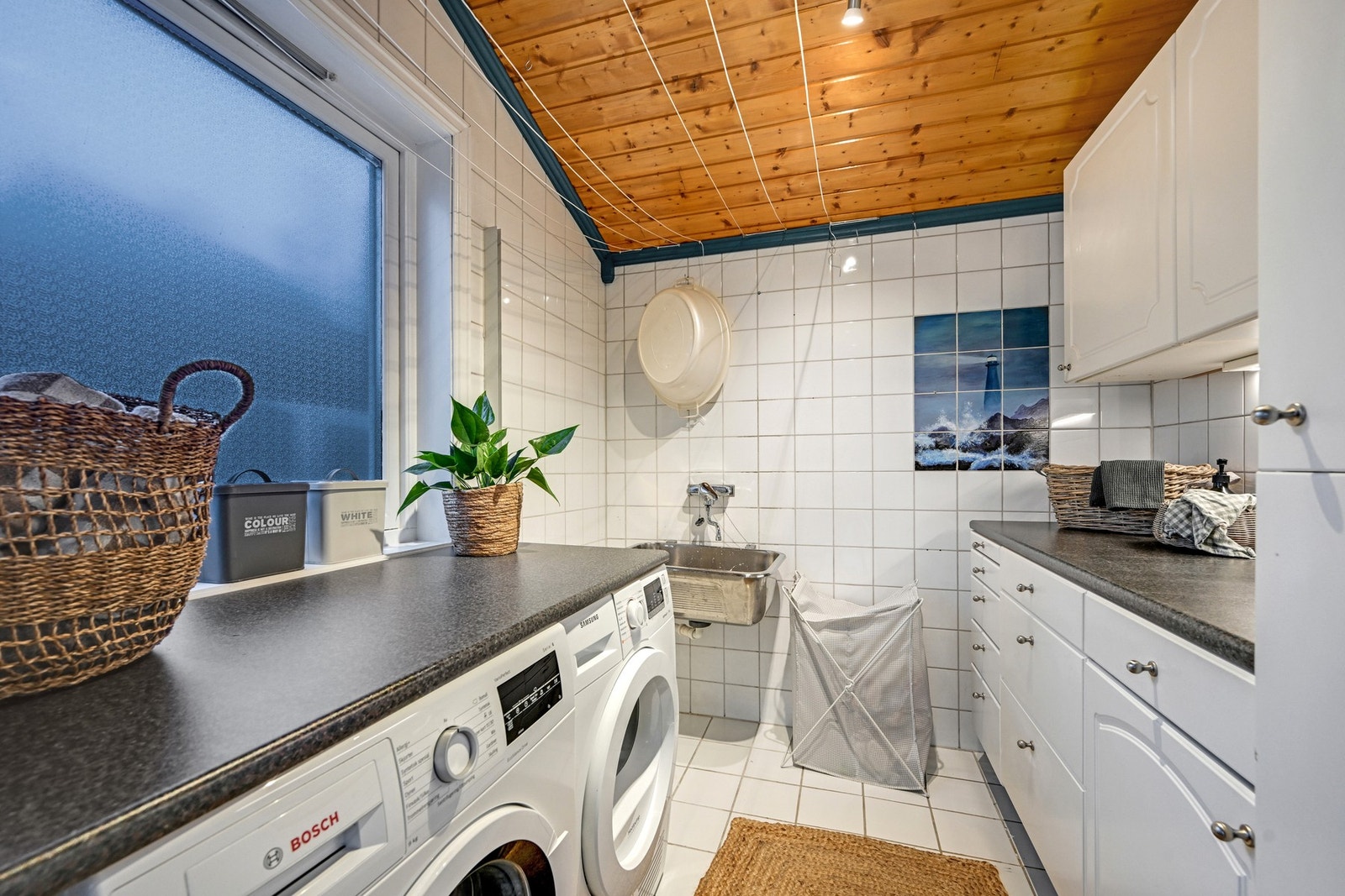 Flislagt vaskerom i hovedetasjen. Meget praktisk for en familie Galleribilde