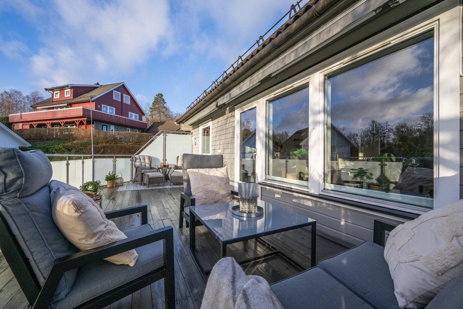 Fra stuen er det utgang til denne solrike verandaen Galleribilde