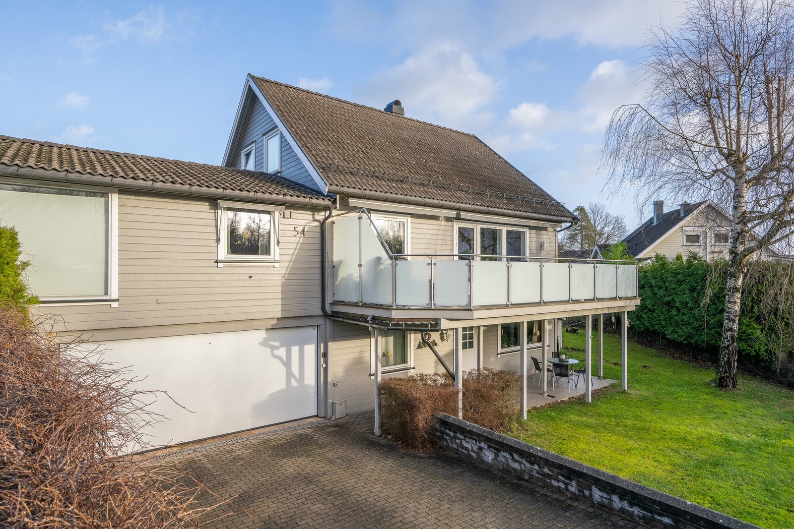 Ute er det dobbelgarasje og mye parkering Galleribilde