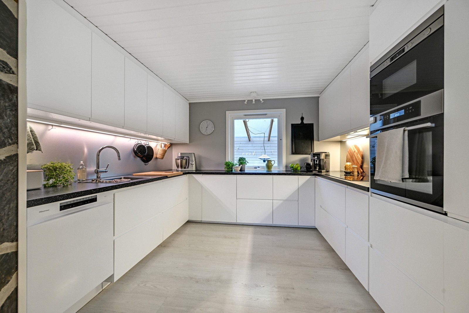 Slette fronter, benkeplate i laminat og mye skap- og benkeplass. Galleribilde