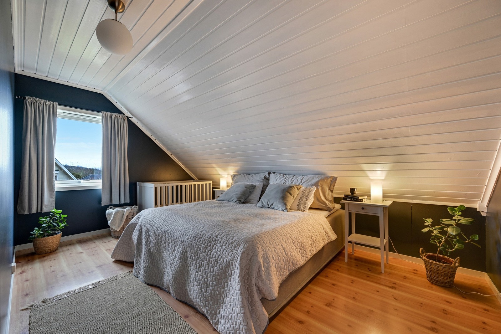 I loftetasjen finner vi tre gode soverom, en bod og ett bad Galleribilde