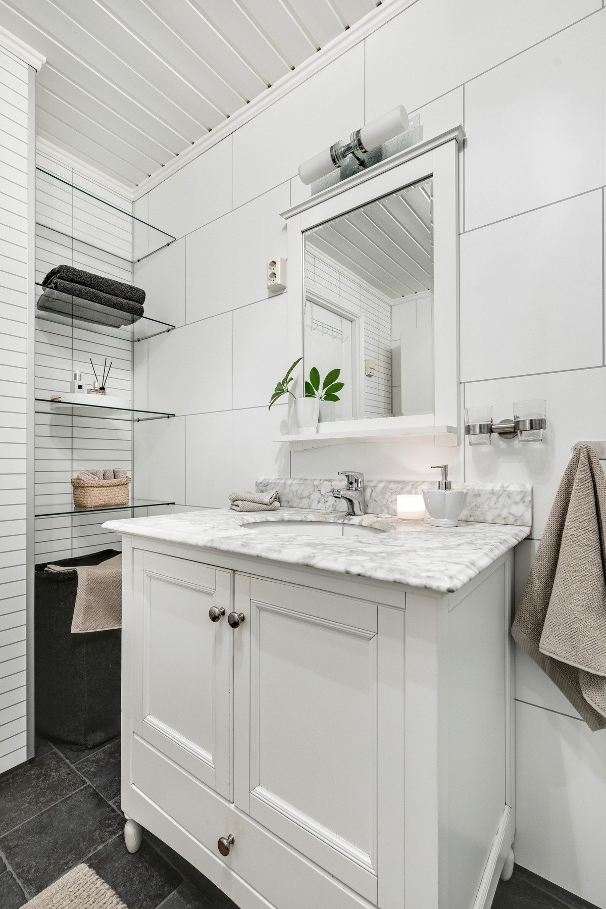 Inneholder servant, dusjkabinett og toalett Galleribilde