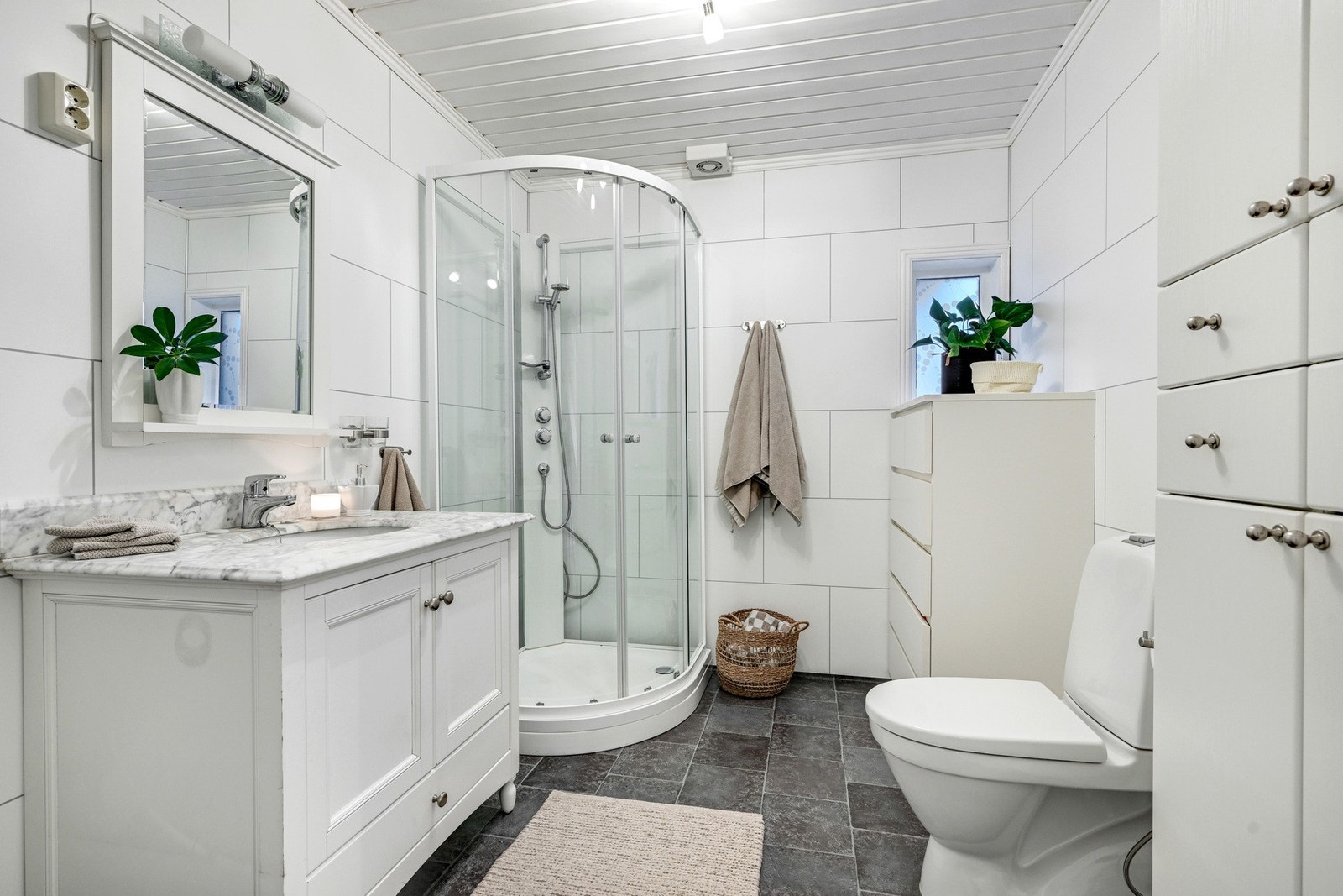 Lyst bad i første etasje med varmekabler i gulv Galleribilde