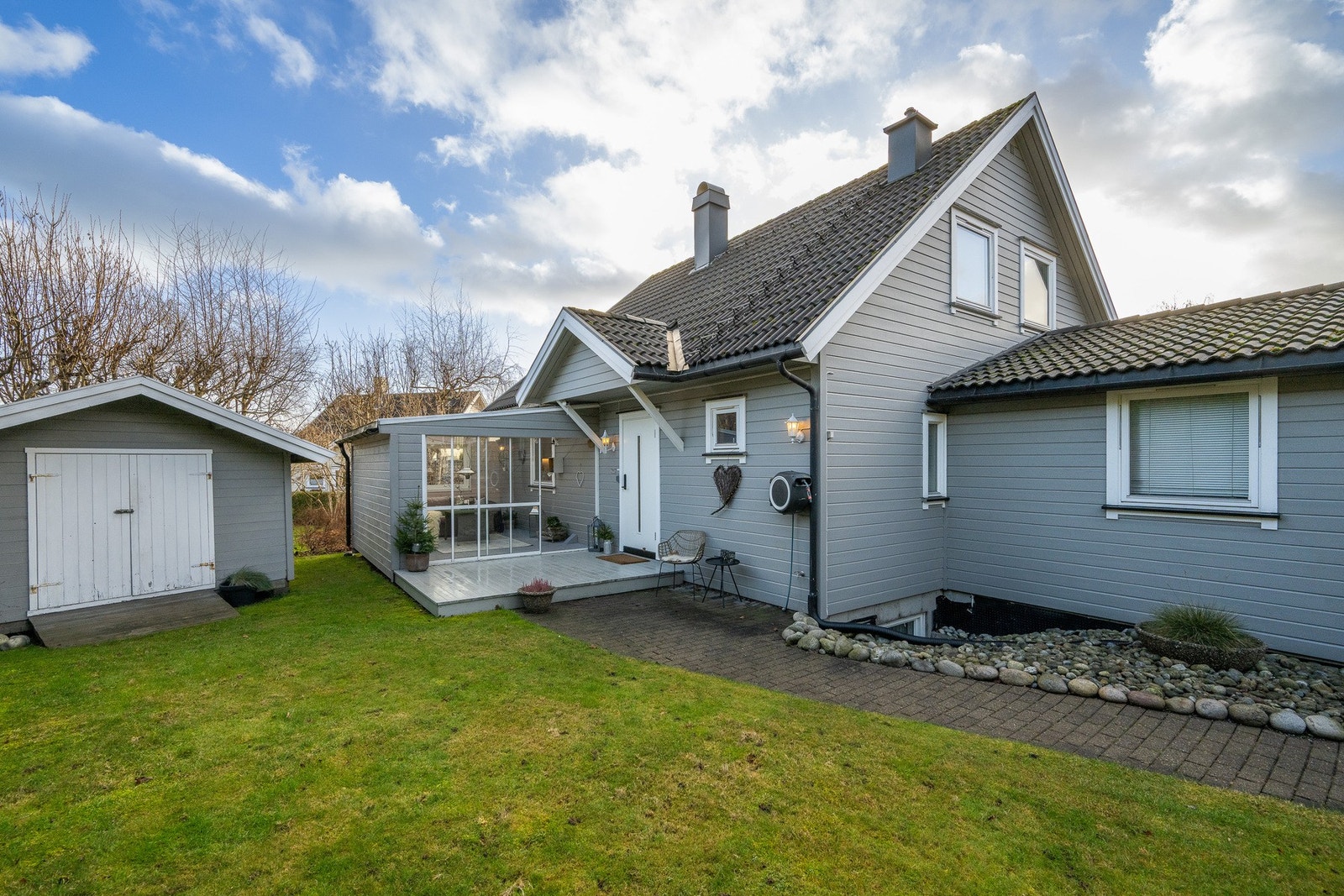 Hyggelig inngangsparti med hagestue Galleribilde