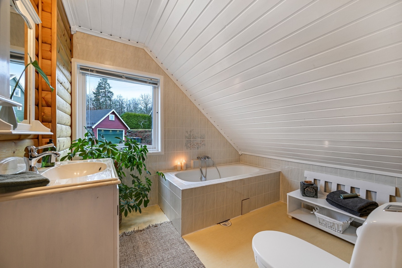 Fint bad med servant, badekar og toalett Galleribilde