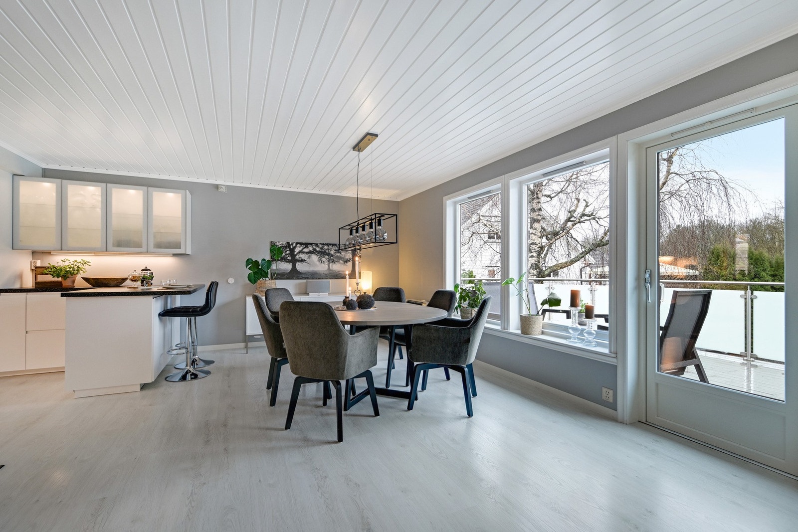 Her er det plass til hele familien rundt spisebordet Galleribilde