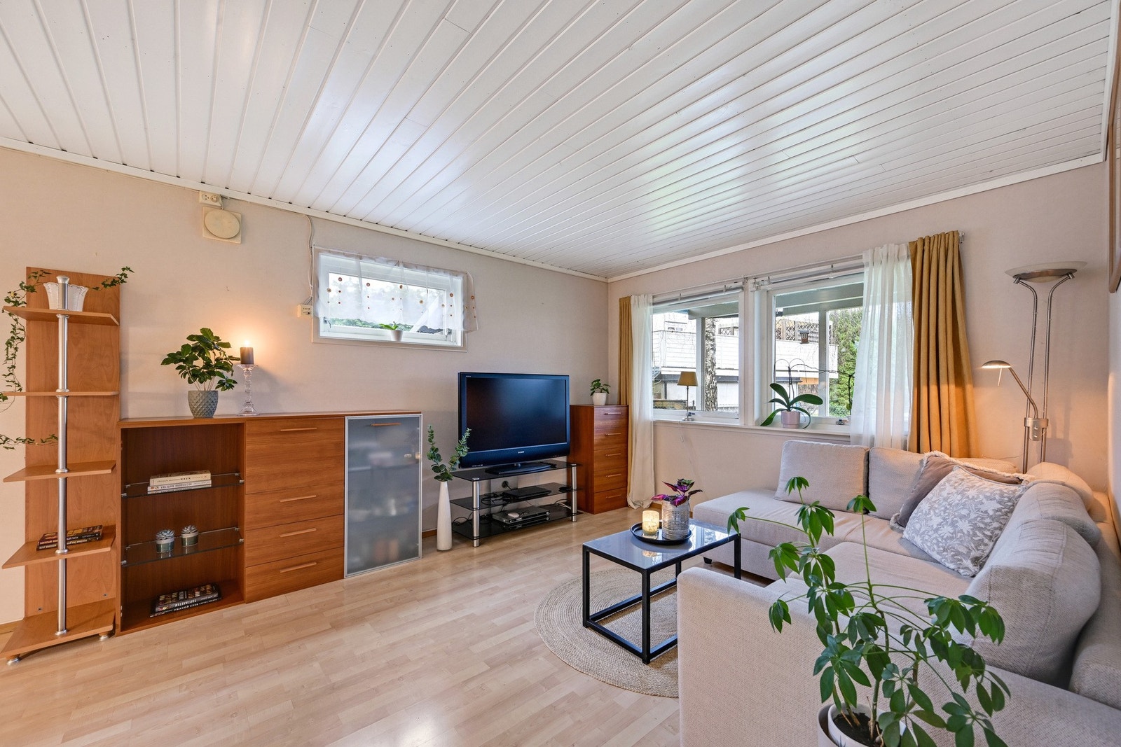 Stor stue med enkel standard og plass til en stor sofa Galleribilde