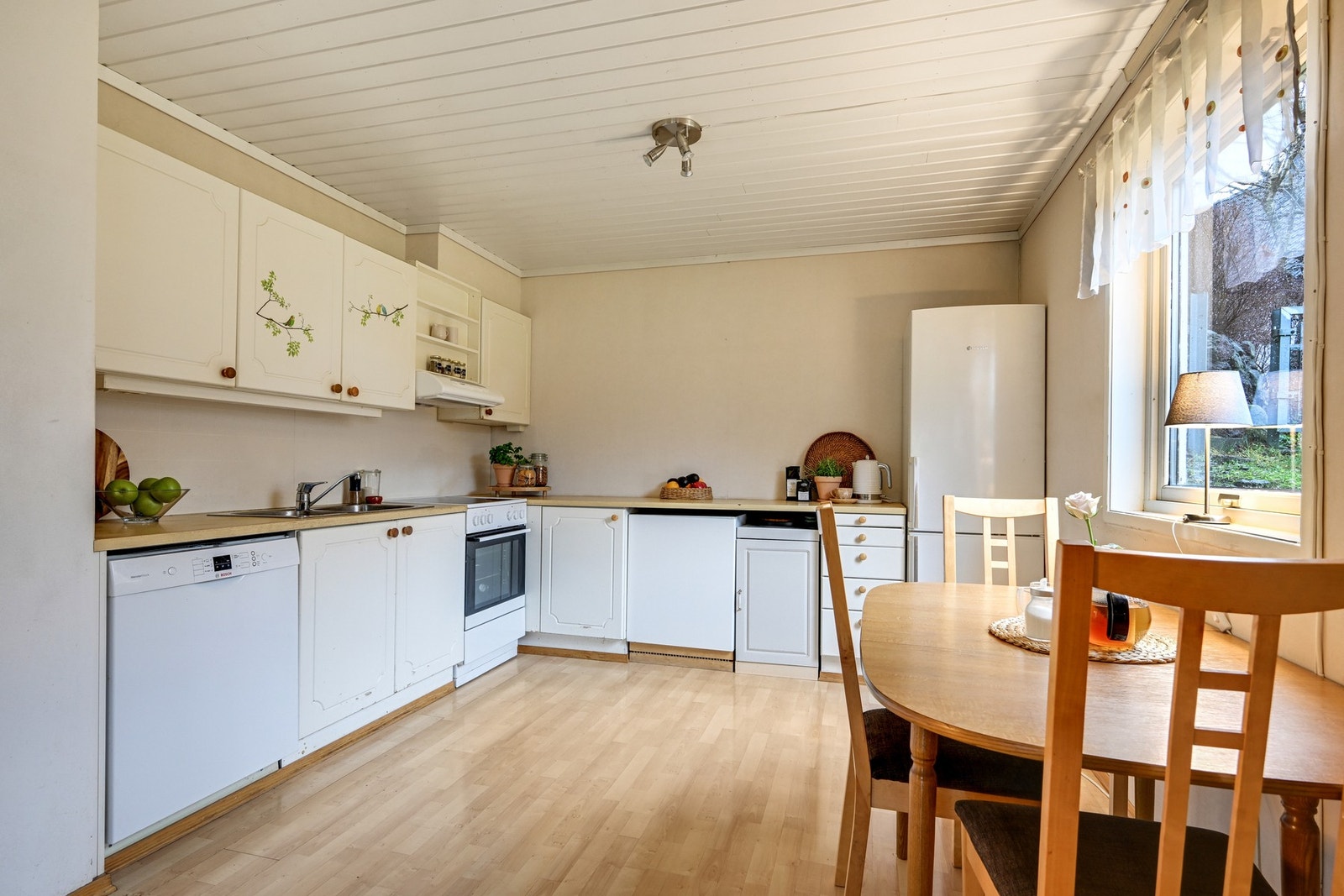 Kjøkken og stue ligger i en åpen løsning Galleribilde