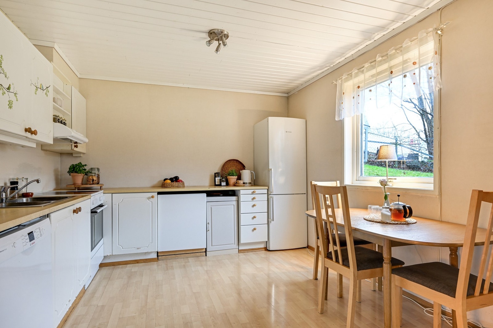 Romslig kjøkken med god plass til et spisebord Galleribilde