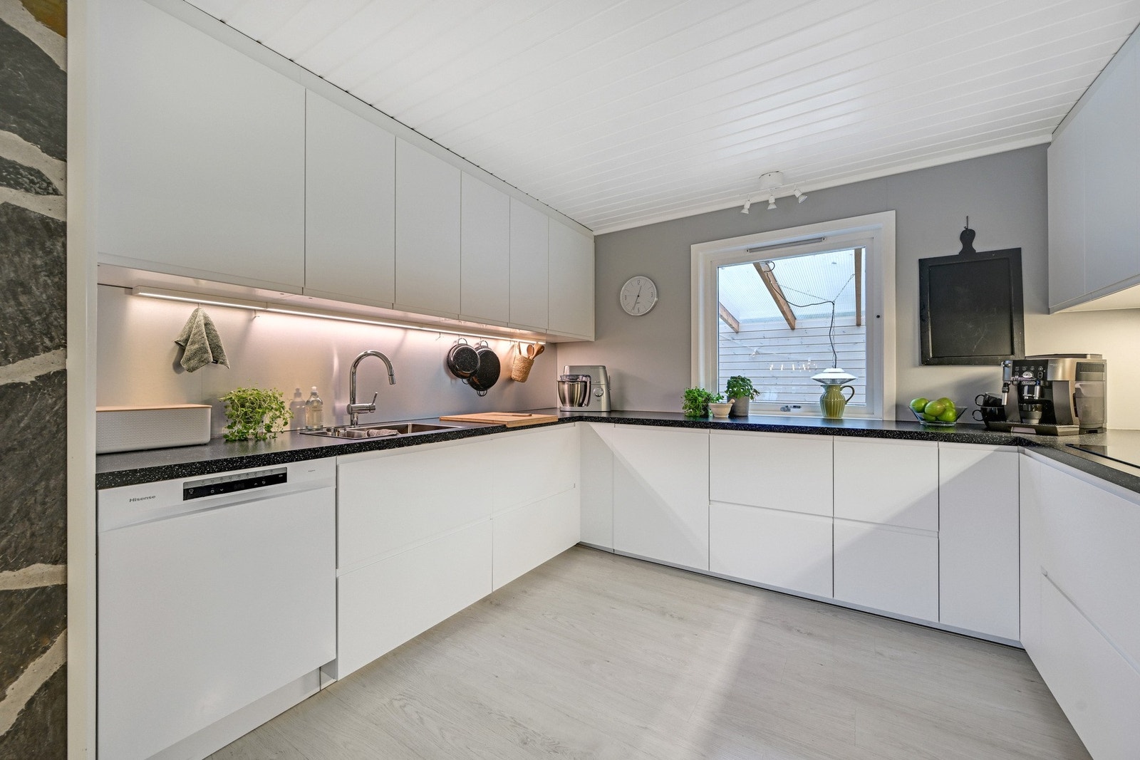 Integrerte hvitevarer som kjøleskap, oppvaskmaskin (2025), platetopp, micro og stekeovn. Galleribilde