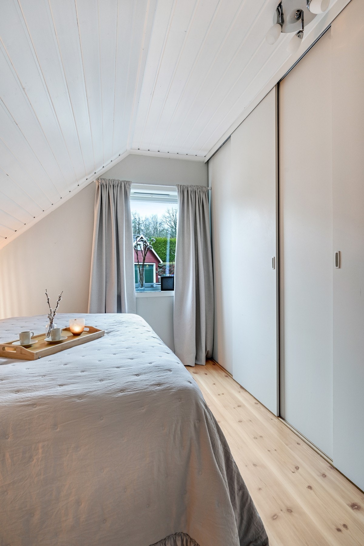 Stor skyvedørsgarerobe på dette soverommet Galleribilde