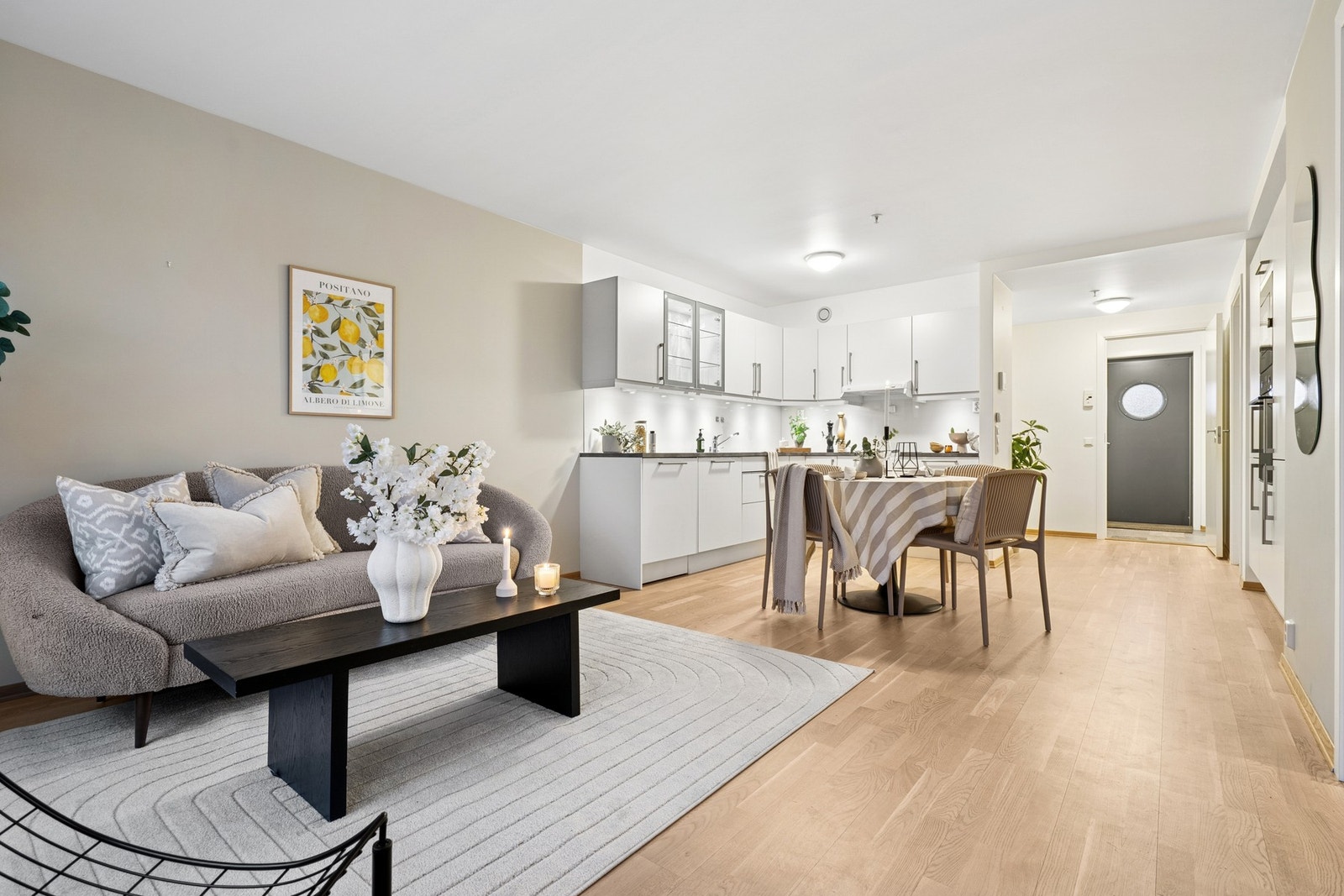 Romslig stuesone med god plass. Galleribilde